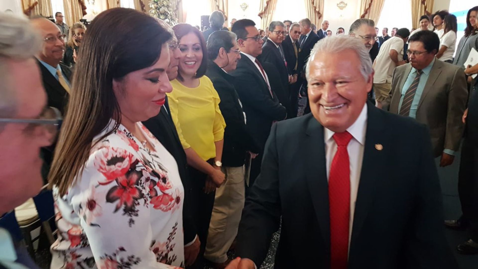 exfuncionaria-del-fmln-tacha-de-ignorantes-a-visitantes-de-binaes